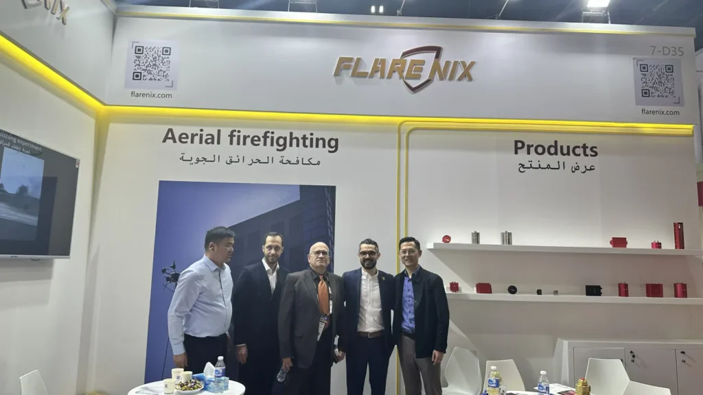 Flarenix took a group photo with customers at the exhibition